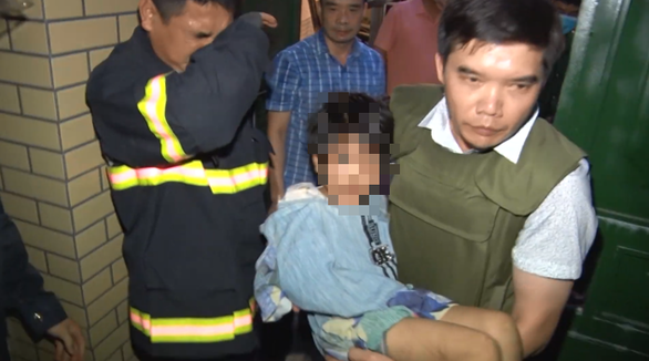 Công an tỉnh Bắc Ninh giải cứu bé A. khi bị Kiên và người tình giam giữ trong nhà. Nguồn: ITN