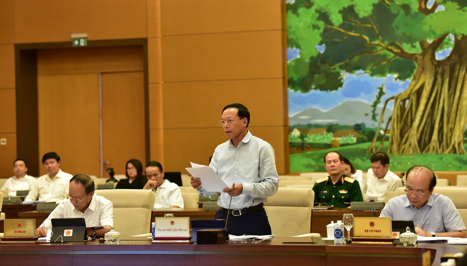 Phó Chánh án Tòa án Nhân dân tối cao Nguyễn Trí Tuệ trình bày Báo cáo về công tác năm 2020 của Tòa án Nhân dân tối cao