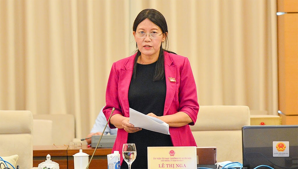 Chủ nhiệm Ủy ban Tư pháp Lê Thị Nga trình bày Báo cáo thẩm tra về công tác phòng ngừa vi phạm pháp luật và tội phạm