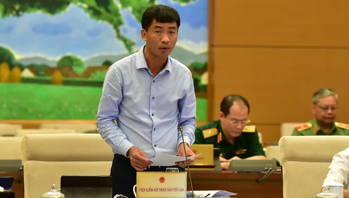 Phó Viện trưởng VKSNDTC Nguyễn Duy Giảng trình bày Báo cáo về công tác giải quyết và kiểm sát việc giải quyết khiếu nại, tố cáo trong hoạt động tư pháp