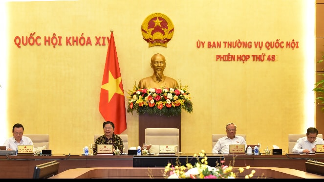 Phó Chủ tịch Thường trực Quốc hội Tòng Thị Phóng điều hành phiên họp