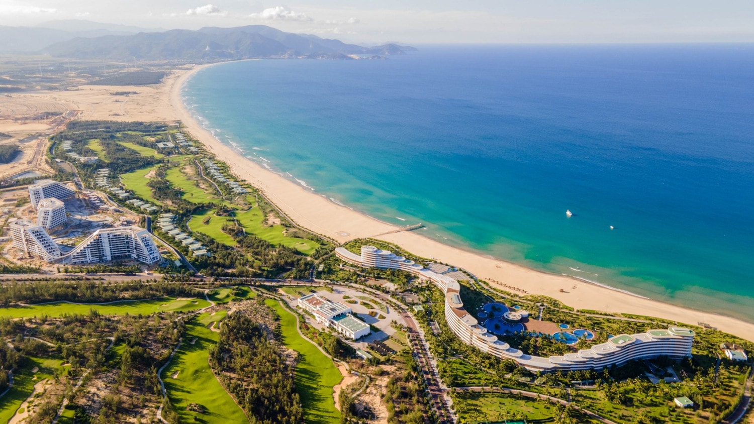 Với sự ra mắt của FLC Grand Hotel Quy Nhon, quần thể FLC Quy Nhơn sẽ sở hữu hai khách sạn tiểu chuẩn 5 sao, công suất khoảng 2.500 phòng
