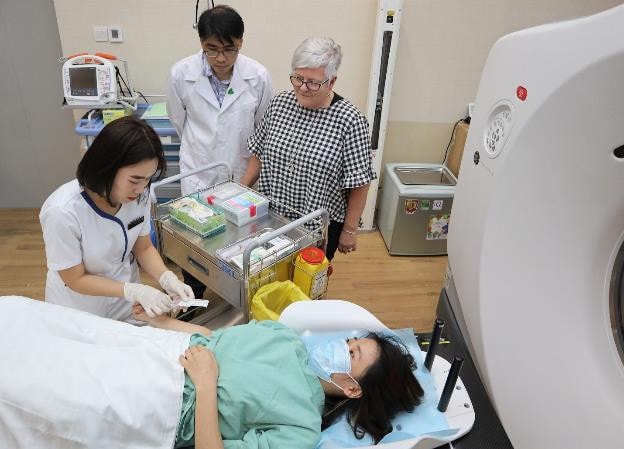 TS. BS Francis Chin Kuok Choon, chuyên gia về sinh học phóng xạ của Tập đoàn ICON (Úc) đã chuyển giao các công nghệ xạ trị tiên tiến cho Bệnh viện Vinmec Central Park