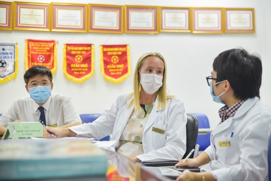 PGS.BS Kelly (giữa) là cầu nối để Vinmec tiếp cận với nguồn phác đồ điều trị ung thư chuẩn mà Đại học Pensylvania (Mỹ) đã xây dựng, để phục vụ điều trị cho người bệnh Việt Nam
