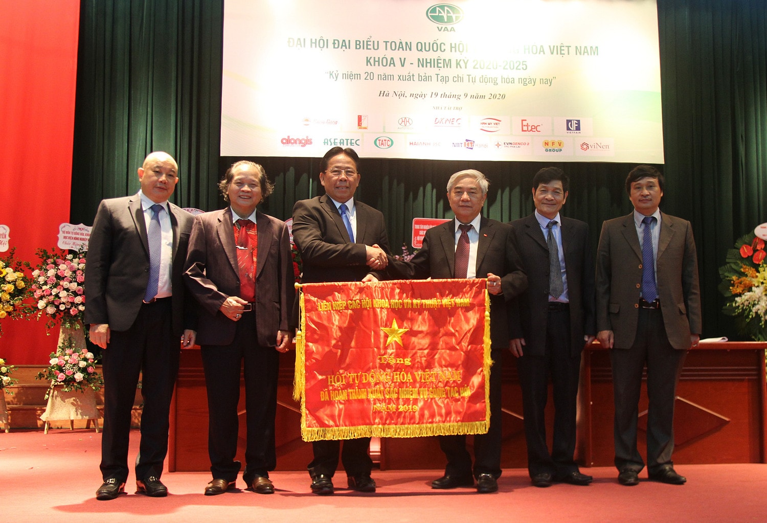 Phó Chủ tịch Liên hiệp các Hội khoa học và kỹ thuật Việt Nam Nghiêm Vũ Khải trao tặng cờ thi đua xuất sắc của VUSTA cho VAA Phó Chủ tịch Liên hiệp các Hội khoa học và kỹ thuật Việt Nam Nghiêm Vũ Khải trao tặng cờ thi đua xuất sắc của VUSTA cho VAA