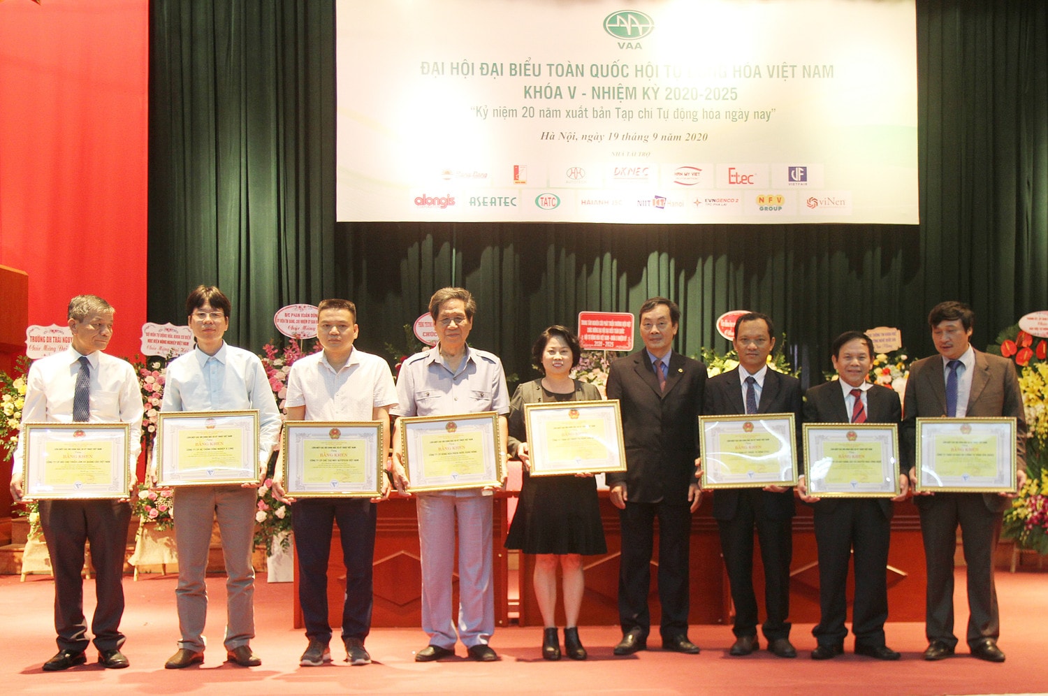 Đại diện các Tập thể nhận Bằng khen có thành tích hoàn thành xuất sắc nhiệm vụ Đại diện các Tập thể nhận Bằng khen có thành tích hoàn thành xuất sắc nhiệm vụ