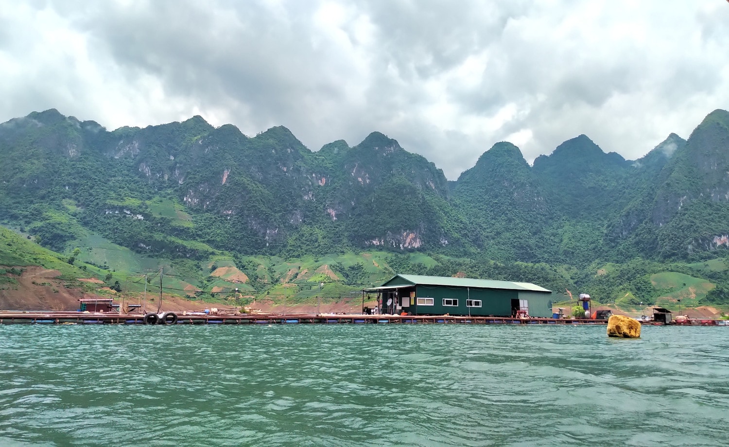 Quỳnh Nhai hiện có gần 7 nghìn lồng nuôi cá Ảnh: H.Lan