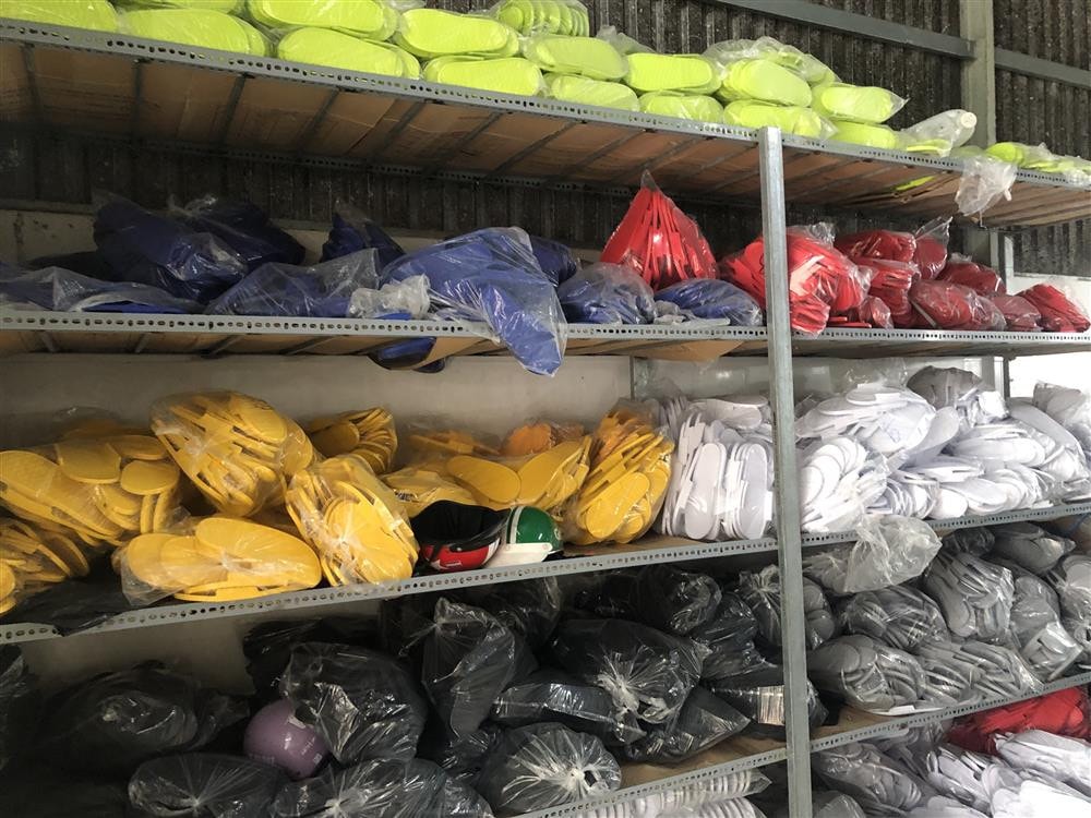 Phát hiện cơ sở sản xuất dép nhái thương hiệu Adidas tại Bình Dương.
