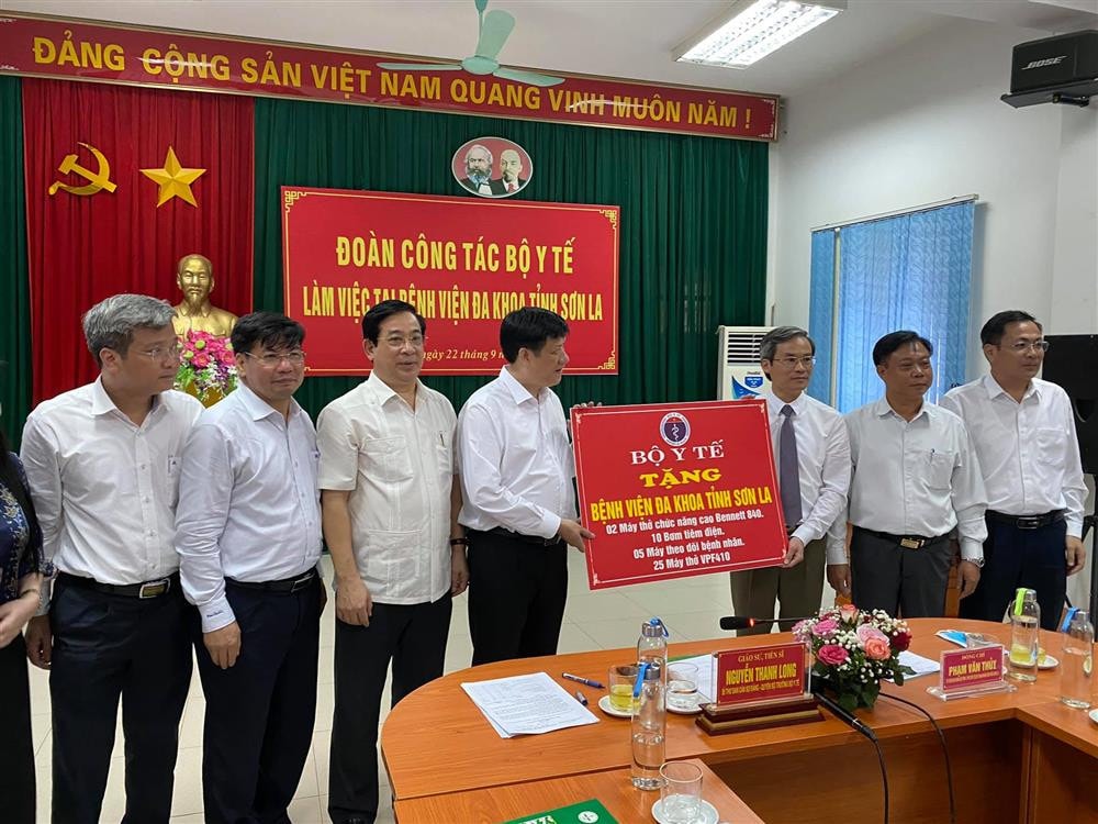 Quyền Bộ trưởng Bộ Y tế Nguyễn Thanh Long đã tặng quà của Bộ Y tế cho Bệnh viện đa khoa tỉnh Sơn La