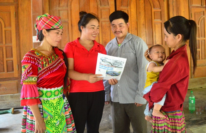 Người dân thôn Làng Un, xã Kiến Thiết (Yên Sơn) được tuyên truyền các chính sách về dân số.