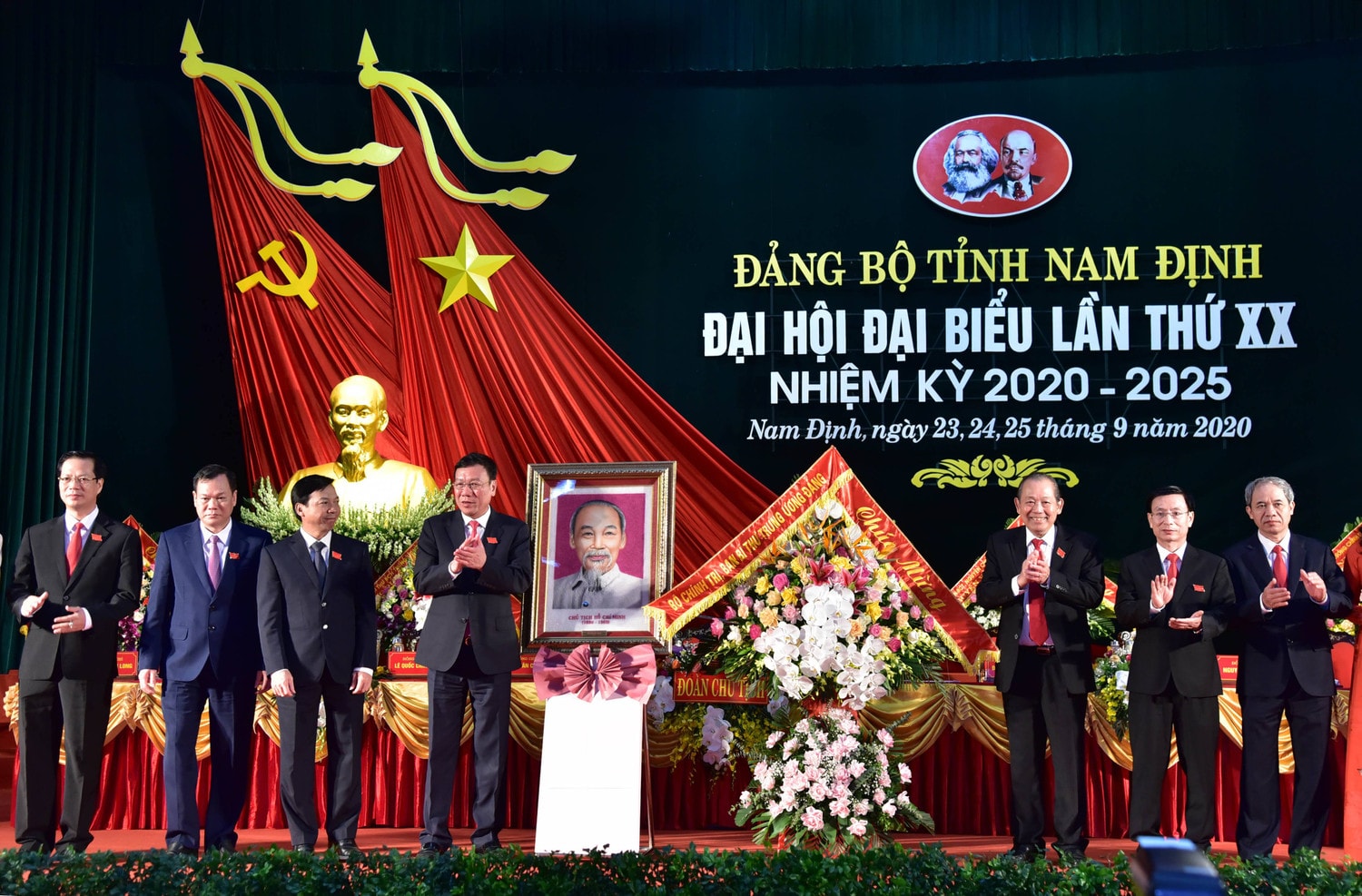 Phó Thủ tướng Thường trực Chính phủ Trương Hòa Bình tặng tranh Bác Hồ cho Đảng bộ tỉnh Nam Định Phó Thủ tướng Thường trực Chính phủ Trương Hòa Bình tặng tranh Bác Hồ cho Đảng bộ tỉnh Nam Định