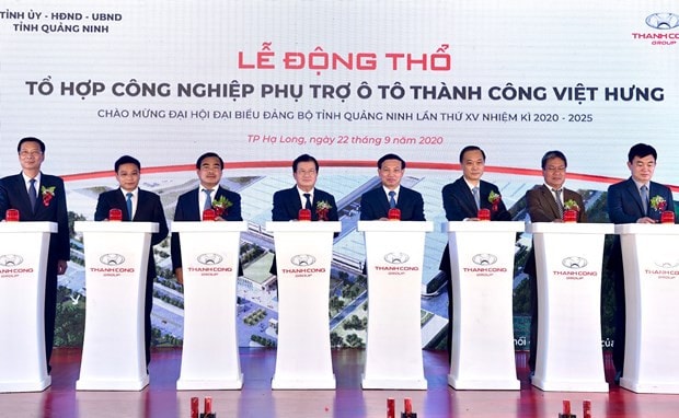 Phó Thủ tướng Trịnh Đình Dũng, lãnh đạo tỉnh và các đại biểu bấm nút khởi động Tổ hợp công nghiệp phụ trợ ôtô Thành Công Việt Hưng