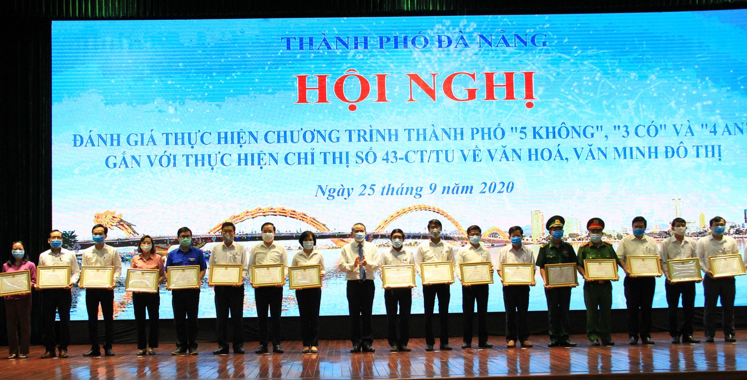 Ủy viên Trung ương Đảng, Bí thư Thành ủy, Trưởng đoàn đại biểu Quốc hội TP Đà Nẵng Trương Quang Nghĩa trao Bằng khen cho các cá nhân và tập thể trong thực hiện Chương trình “5 không”