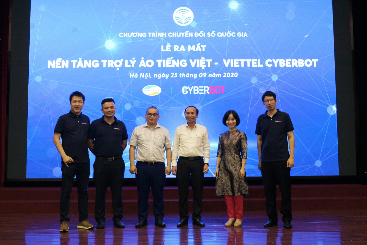 Phó Cục trưởng Cục Tin học hóa Nguyễn Trọng Đường cùng đội ngũ phát triển nền tảng trợ lý ảo tiếng Việt Viettel Cyberbot