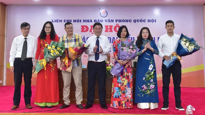 Lãnh đạo Báo Đại biểu nhân dân tặng hoa các đồng chí Ban Thư ký Chi hội Nhà báo Báo Đại biểu Nhân dân nhiệm kỳ 2017 - 2020 không tham gia tái cử
