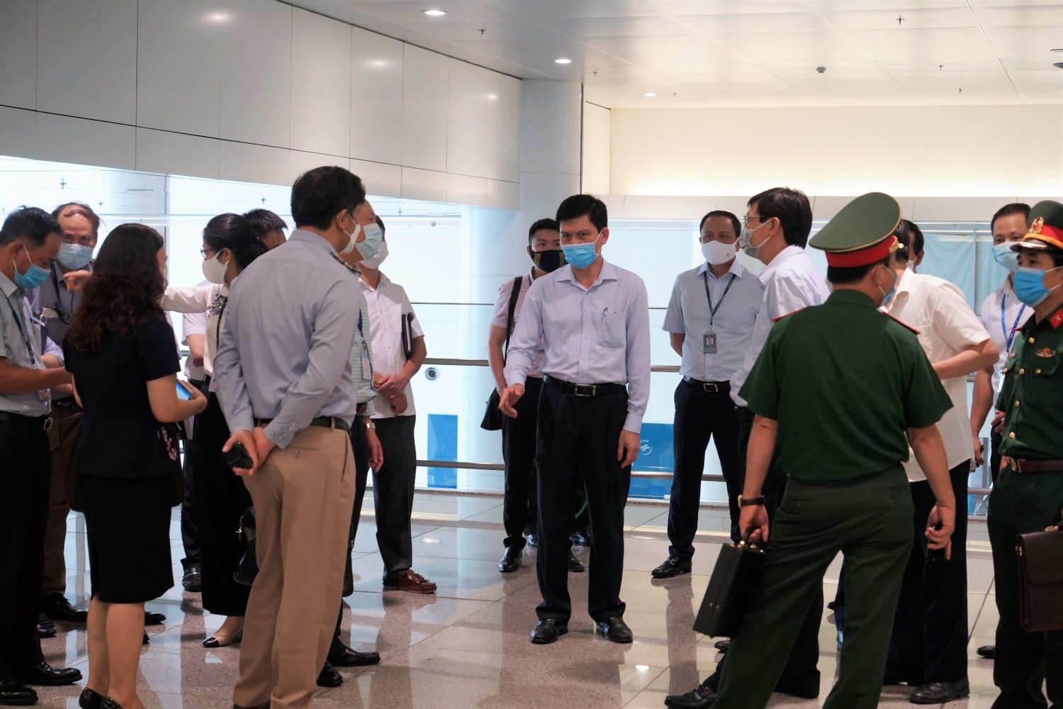 Thứ trưởng Bộ Giao thông vận tải Lê Anh Tuấn thị sát tại sân bay Nội Bài Thứ trưởng Bộ GTVT Lê Anh Tuấn thị sát tại Nội Bài