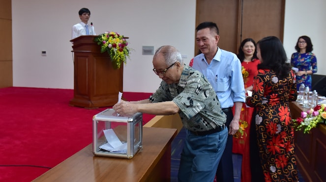 Các đại biểu bỏ phiếu