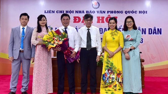 Phó chủ tịch Liên Chi hội Nhà báo VPQH, Phó tổng biên tập Báo ĐBND Nguyễn Quốc Thắng tặng hoa chúc mừng Ban Thư ký Chi hội Nhà báo Báo Đại biểu Nhân dân nhiệm kỳ 2020 – 2023.