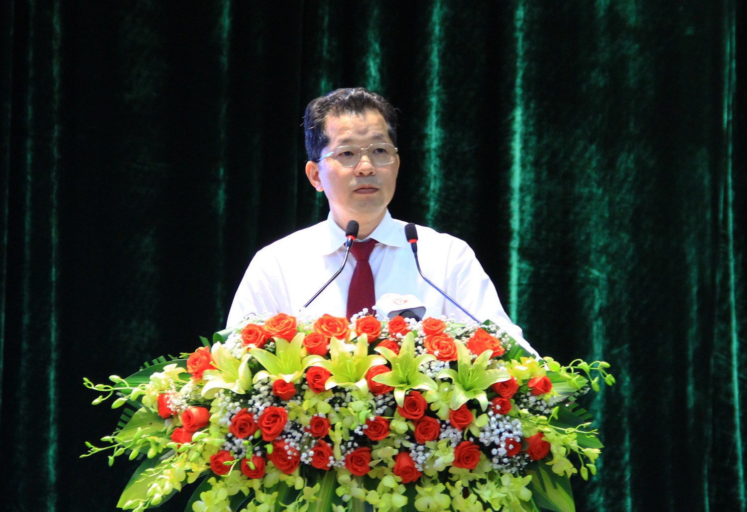 Phó Bí thư Thường trực Thành ủy Đà Nẵng Nguyễn Văn Quảng phát biểu tại hội nghị