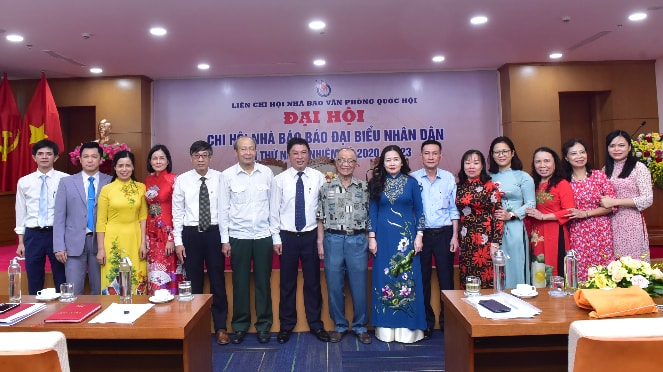 Các đại biểu chụp ảnh lưu niệm