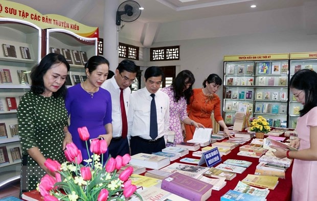 Khách tham quan thưởng lãm các ấn phẩm Truyện Kiều của đại thi hào Nguyễn Du - Ảnh Công Tường