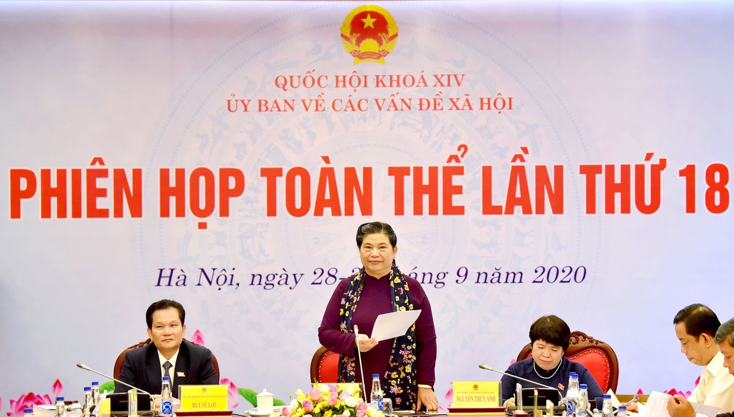 Phó Chủ tịch Thường trực Quốc hội Tòng Thị Phóng phát biểu chỉ đạo tại phiên họp