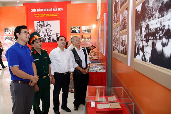 Khách thăm quan triển lãm "Chiến thắng Biên giới năm 1950" - Ảnh: Trường Giang