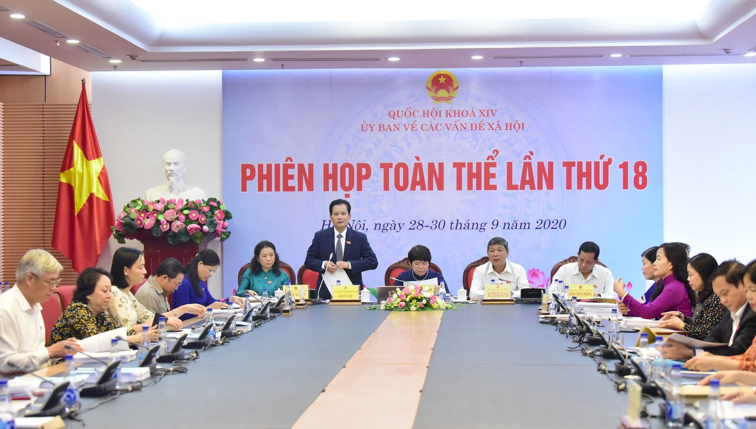 Phó Chủ nhiệm Ủy ban về các vấn đề Xã hội Bùi Sĩ Lợi phát biểu