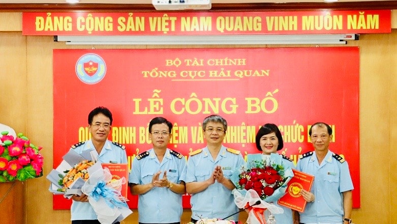 Phó Tổng cục trưởng Mai Xuân Thành trao quyết định và tặng hoa cho các cán bộ được bổ nhiệm