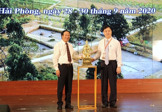 Bí thư Thành uỷ Hải Phòng Lê Văn Thành trao quà lưu niệm tặng Viện Hàn lâm khoa học xã hội Việt Nam