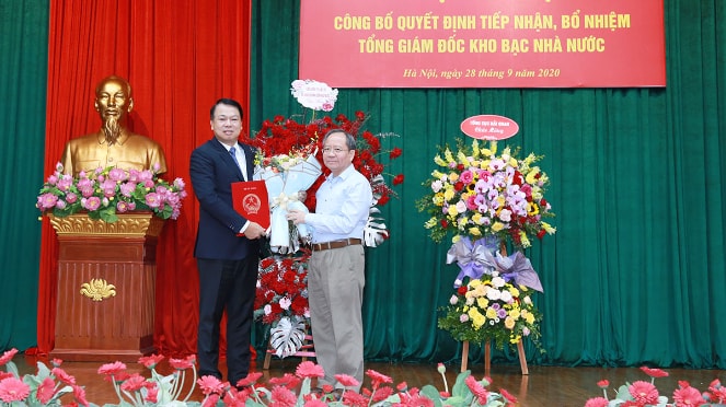 Ông Nguyễn Đức Chi (trái) nhận quyết định bổ nhiệm Tổng Giám đốc KBNN Ảnh: H.Lan