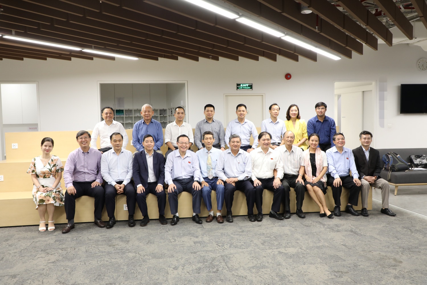 Phó Chủ tịch Quốc hội Phùng Quốc Hiển và thành viên Đoàn công tác chụp ảnh lưu niệm cùng đại diện, chuyên gia Trường Đại học Fulbright