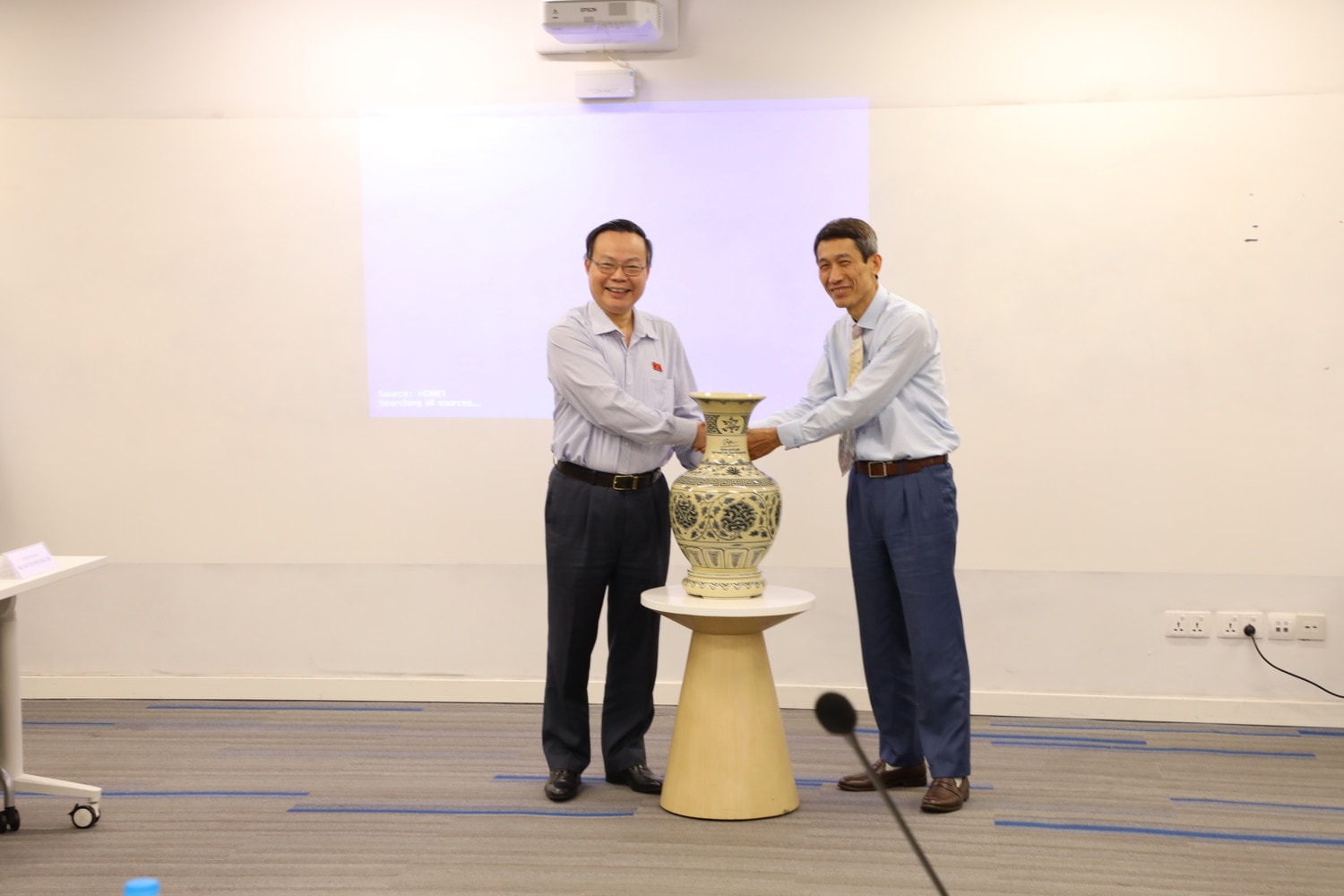 Phó Chủ tịch Quốc hội Phùng Quốc Hiển trao tặng quà lưu niệm cho Trường Đại học Fulbright