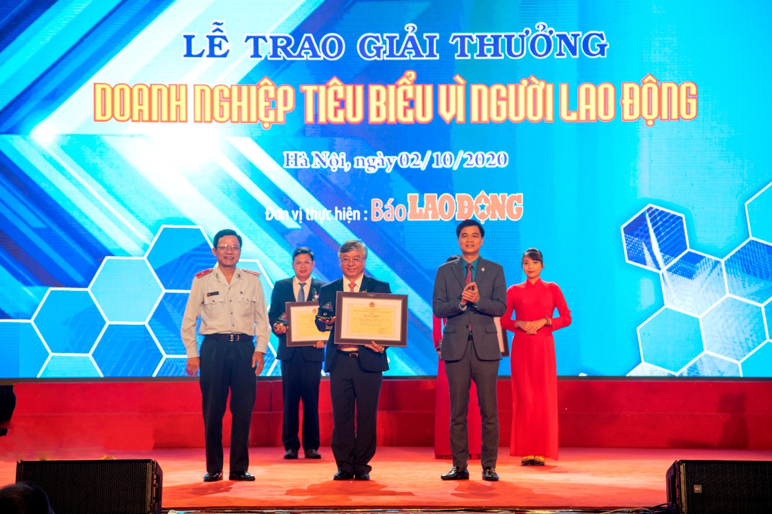 Ông Trần Xuân Hoàng – Uỷ viên HĐQT, Chủ tịch Công đoàn BIDV đại diện BIDV nhận bằng khen của Tổng liên đoàn Lao động Việt Nam.