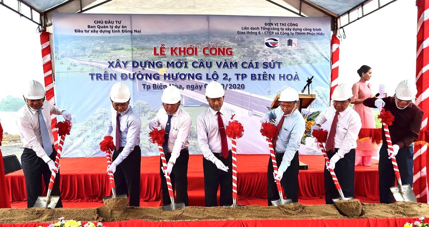 Các đại biểu thực hiện nghi thức khởi công xây dựng cầu Vàm Cái Sứt