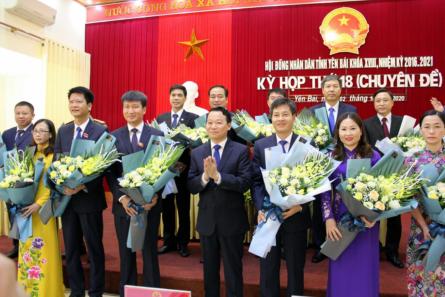 Bí thư Tỉnh ủy Đỗ Đức Duy tặng hoa chúc mừng đồng chí tân Chủ tịch UBND tỉnh Trần Huy Tuấn và các Phó Chủ tịch UBND tỉnh, thành viên UBND tỉnh Bí thư Tỉnh ủy Đỗ Đức Duy tặng hoa chúc mừng đồng chí tân Chủ tịch UBND tỉnh Trần Huy Tuấn và các Phó Chủ tịch UBND tỉnh, thành viên UBND tỉnh