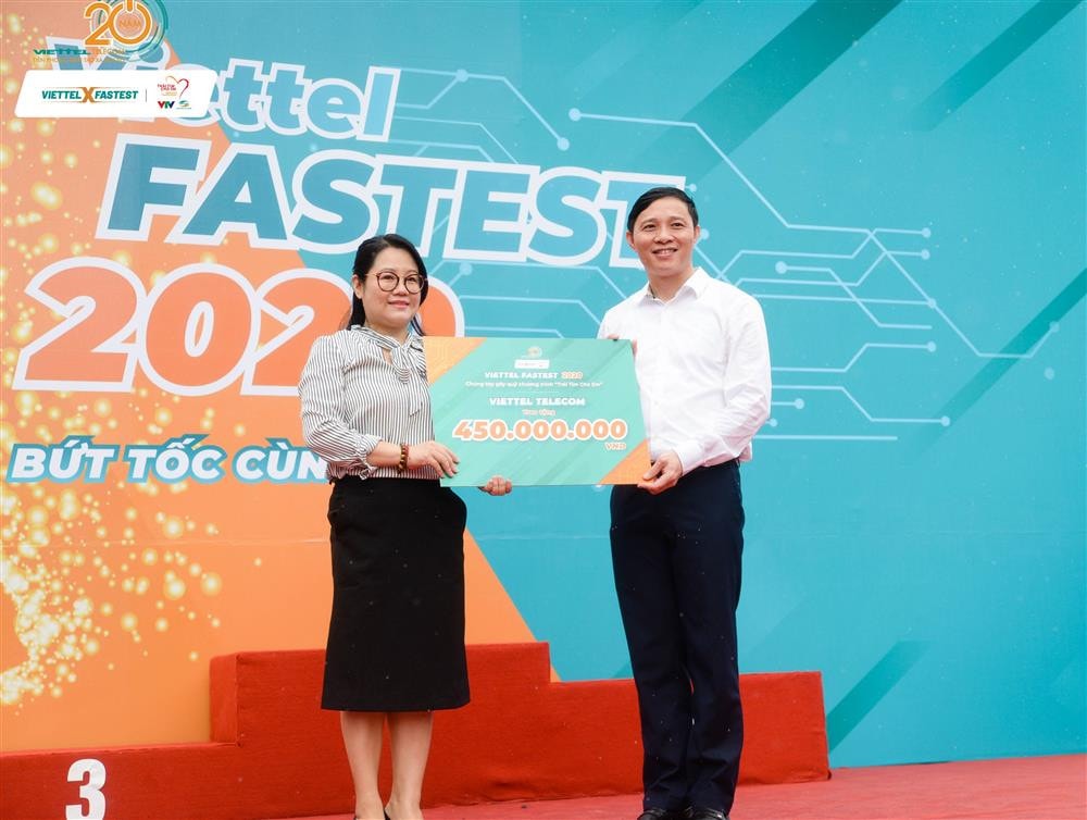 Phó Tổng Giám đốc Tổng Công ty Viễn thông Viettel Nguyễn Quang Lập sao ủng hộ cho chương trình trái tim cho em
