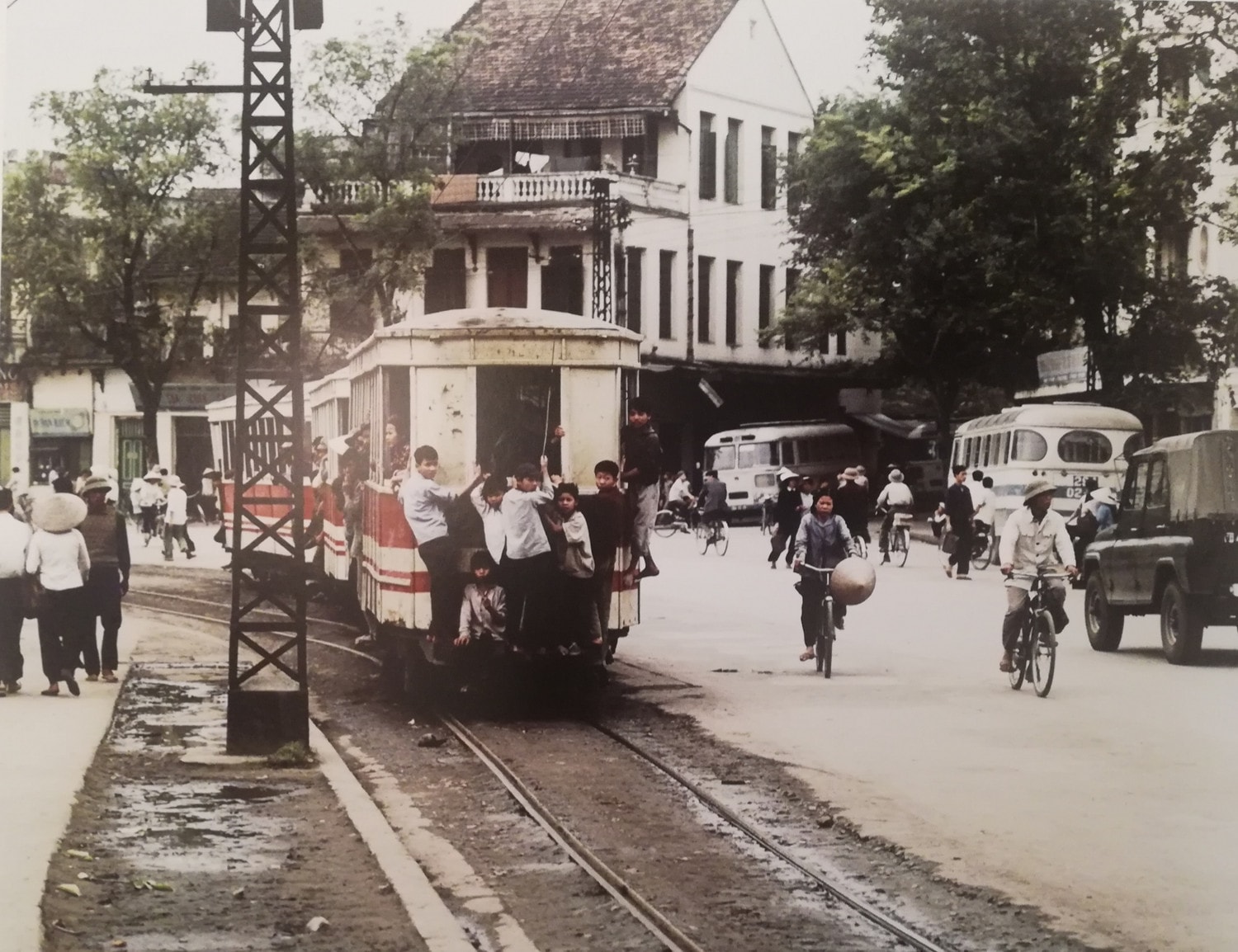 Tàu điện trên đường phố Hà Nội năm 1975. Ảnh: Thomas Billhardt