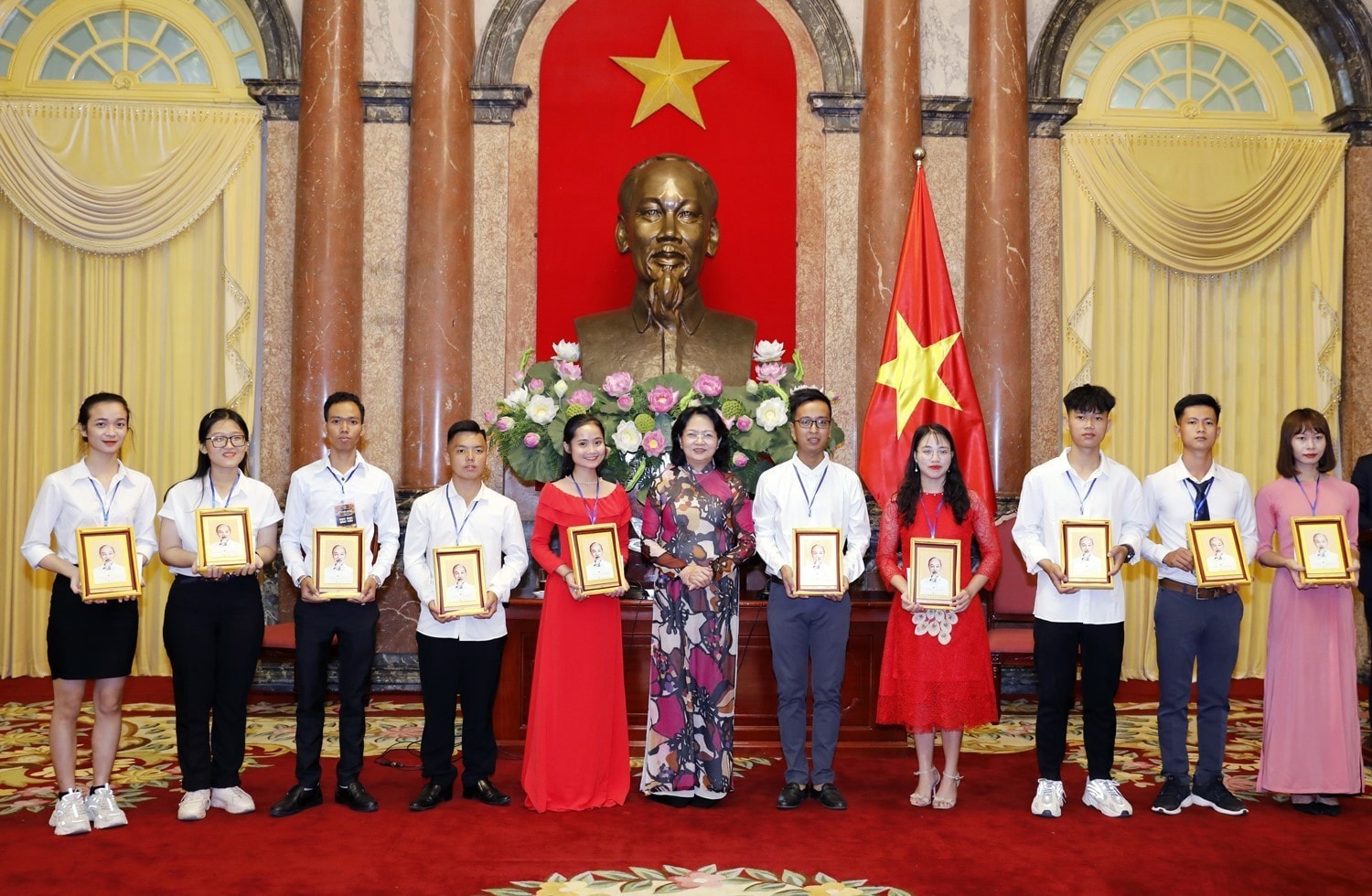 Phó Chủ tịch Nước Đặng Thị Ngọc Thịnh tặng ảnh chân dung Chủ tịch Hồ Chí Minh cho các học sinh, sinh viên trường nghề tiêu biểu. Ảnh: Dương Giang