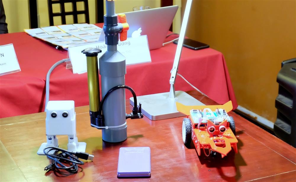 Cùng với hoạt động chiếu phim, các thiết bị thí nghiệm giúp học sinh khám phá khoa học Cùng với hoạt động chiếu phim, các thiết bị thí nghiệm giúp học sinh khám phá khoa học