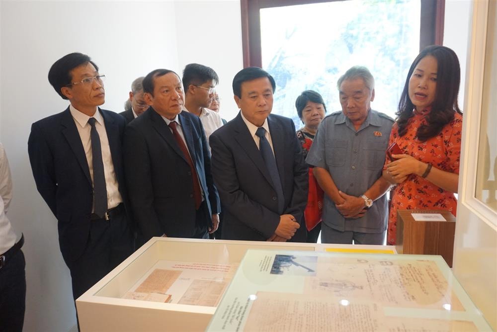 Tham quan trưng bày tại Bảo tàng Tố Hữu