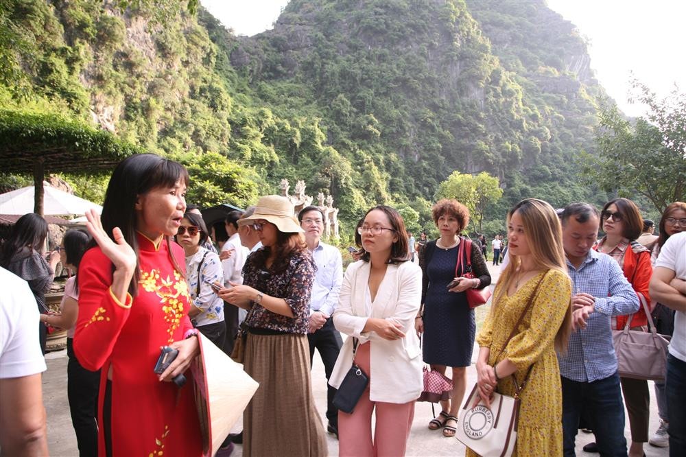 Đại biểu tham quan điểm du lịch Tuyệt Tịnh Cốc, huyện Hoa Lư, Ninh Bình