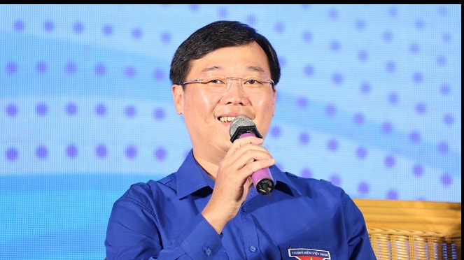 Ông Lê Quốc Phong trong màu áo thủ lĩnh thanh niên