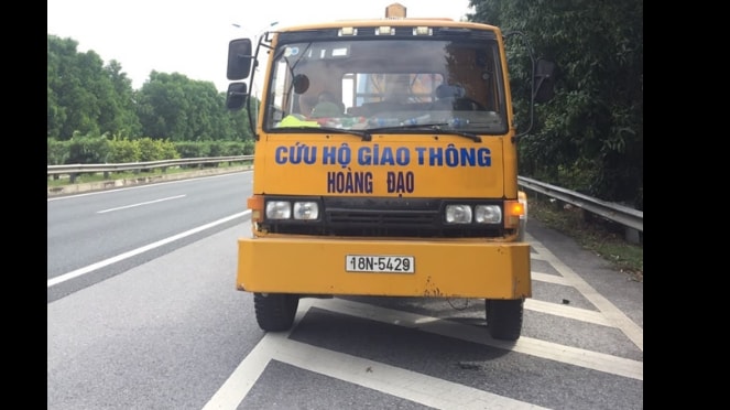 Phương tiện cứu hộ chạy ngược chiều trên cao tốc