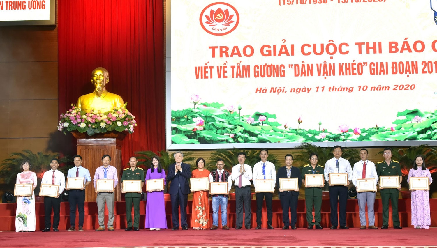 Lãnh đạo Đảng, Nhà nước đã trao tặng bằng khen của Ban Dân vận Trung ương cho các tác giả, nhóm tác giả đạt giải cuộc thi báo chí viết về tấm gương "Dân vận khéo" giai đoạn 2017 – 2020.