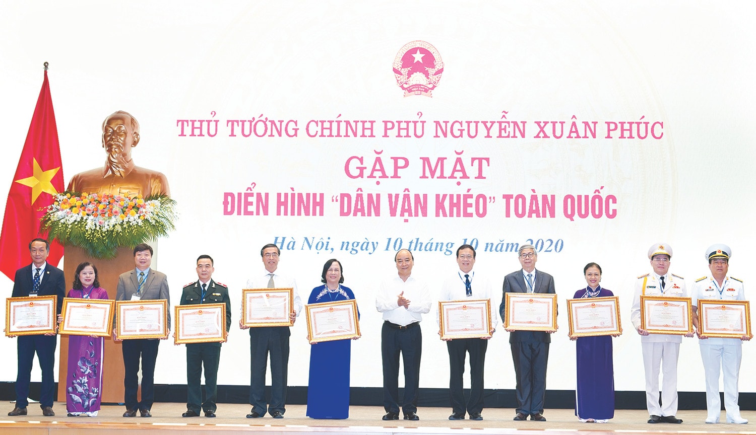 Thủ tướng Nguyễn Xuân Phúc trao Bằng khen cho các tập thể, cá nhân xuất sắc trong công tác dân vận Ảnh: Quang Hiếu