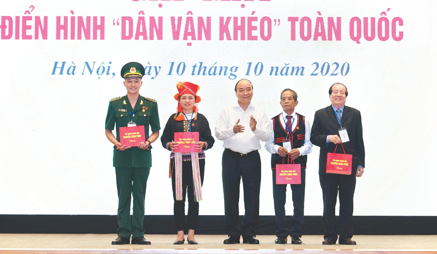 Thủ tướng Nguyễn Xuân Phúc tặng quà cho các đại biểu Ảnh: Quang Hiếu