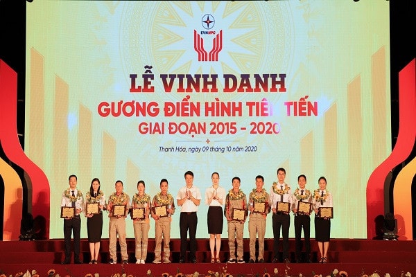 Bà Đỗ Nguyệt Ánh - Tổng Giám đốc trao tặng cho 10 cá nhân có thành tích xuất sắc