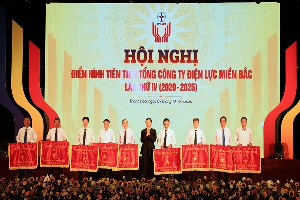 Ông Thiều Kim Quỳnh – Chủ tịch HĐTV Tổng công ty trao Cờ thi đua cho các tập có thành tích xuất sắc