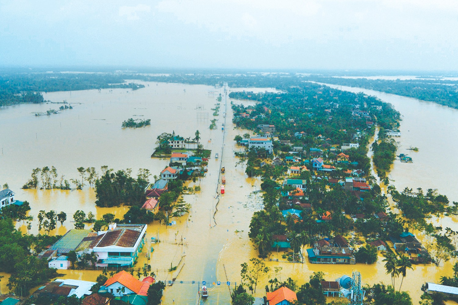 Mưa lũ những ngày qua khiến nhiều nơi Thừa Thiên Huế ngập sâu Ảnh: Võ Thạnh